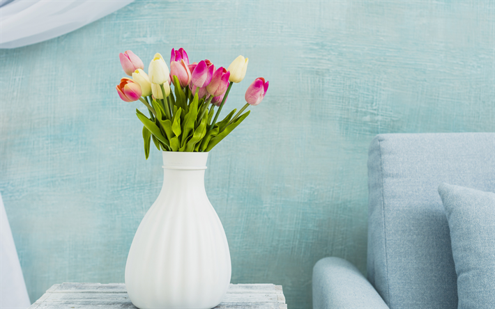 bukett tulpaner, vackra v&#229;rblommor, tulpaner i en vit vas, blommor i inredningen