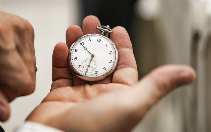 الساعات في اليدين, ساعات الجيب, الوقت هو المال, رجل الأعمال مع عقارب الساعة في يده, رجال الأعمال, مفاهيم الأعمال, الوقت