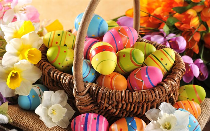cesta com ovos de P&#225;scoa, narcisos, flores da primavera, P&#225;scoa, ovos decorados, fundo de P&#225;scoa