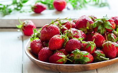 fraises, baies, fraises sur une assiette, arri&#232;re-plan avec fraises, baies saines