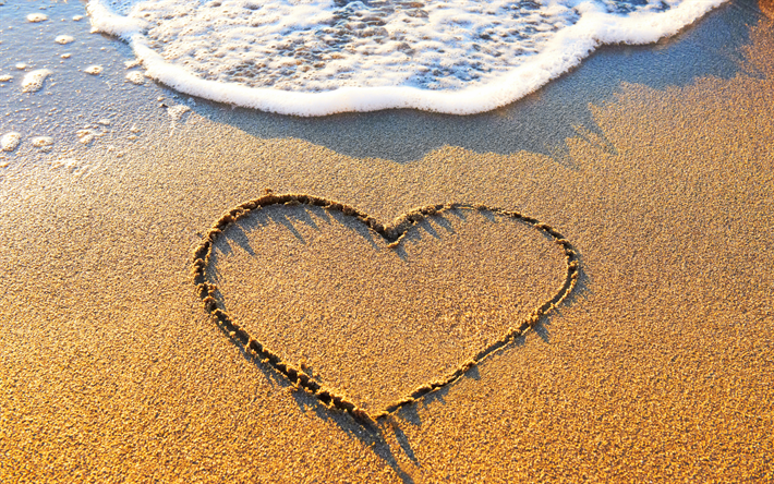 cuore dipinto nella sabbia, spiaggia, mare, onde, sabbia, amore estate concetti, di amore, di viaggi, di cuore creativo