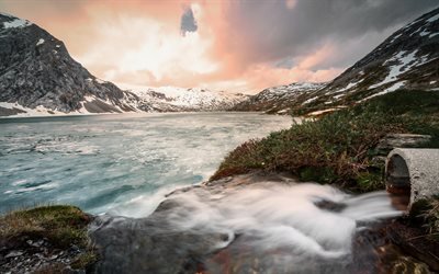 magnifique baie, paysage de montagne, de l&#39;Islande, de la neige, soir&#233;e, coucher du soleil