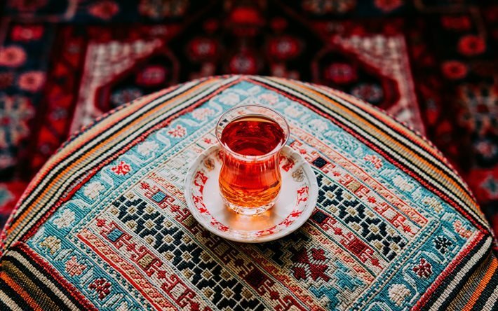 tazza di t&#232;, t&#232; turco, tazza di t&#232; su un cuscino, concetti di t&#232;, bicchiere di vetro con t&#232;