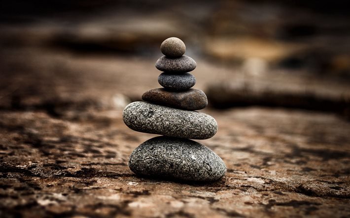 balans, pyramid av runda stenar, balanskoncept, stenfigur, runda stenar
