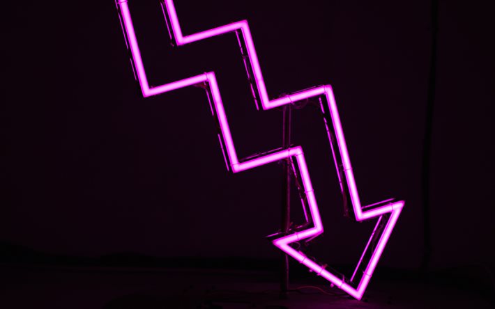 pfeil nach unten, 4k, lila neon arrow, dunkelheit, abnahme, pfeile, kreativ, der hintergrund mit pfeil