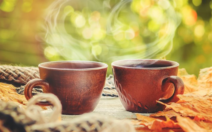 茶色のコーヒーカップ, コーヒー, 粘土でカップ, コーヒーの概念, 秋, 黄色の紅葉, 気分の概念