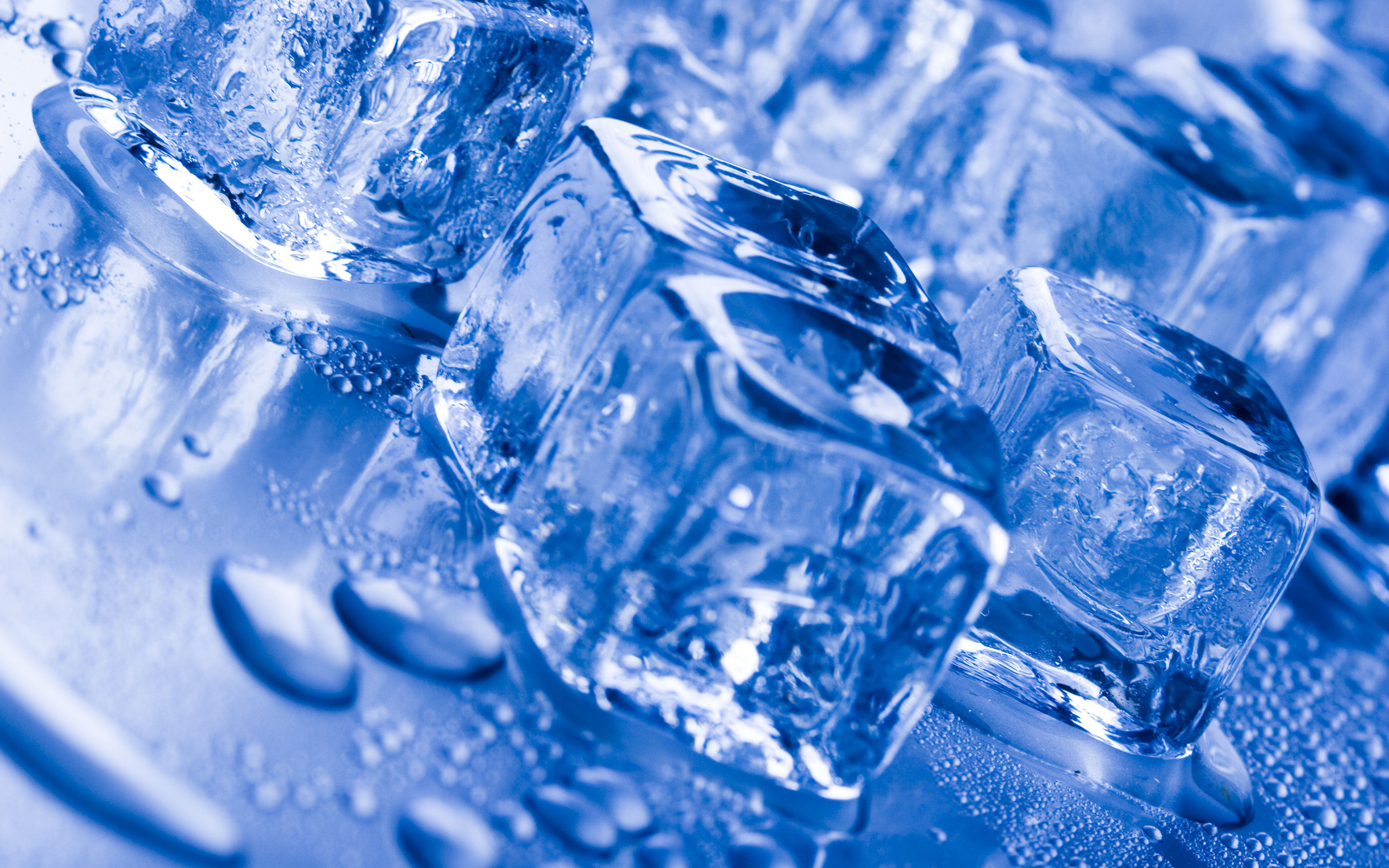 Свежесть блестяще. Кубики льда. Синий лед. Лед. Вода со льдом.