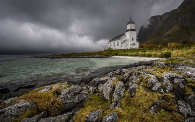 Église de Gimsoy, Lofoten, soir, coucher de soleil, temps nuageux, île de Gimsoy, plage de Gimsoy, Gimsoya, Norvège