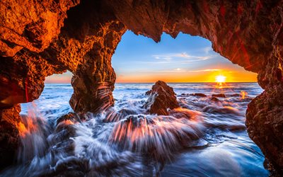 El Matador Plajı, u&#231;urum kemeri, akşam, G&#252;n batımı, sahil, Pasifik Okyanusu, Malibu, California, ABD