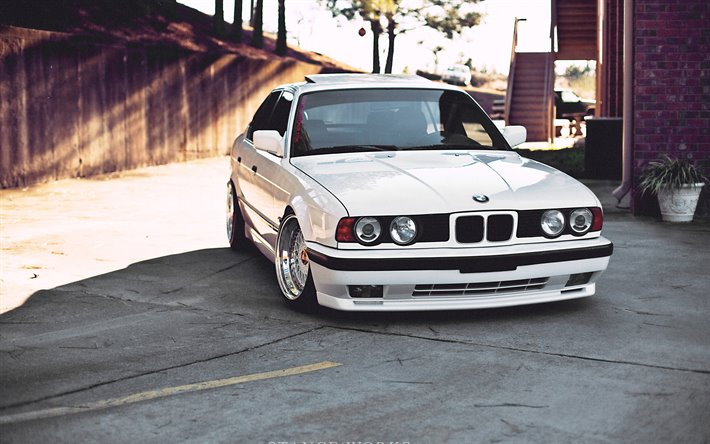 BMW M5 E34, tuning, BMW S&#233;rie 5, tunned M5, BMW E34, voitures allemandes, BMW, blanc, E34, low rider