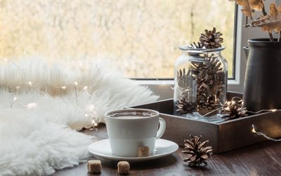 Natal, manh&#227;, branco garland, Ano Novo, uma x&#237;cara de caf&#233;, copa no peitoril da janela