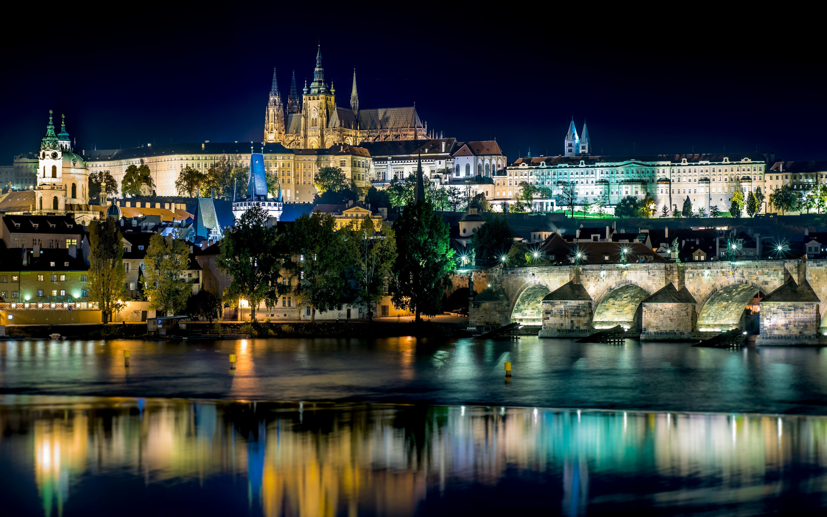 Descargar fondos de pantalla El Castillo de praga, Praga, tarde, noche,  paisaje urbano de Praga, horizonte, República checa monitor con una  resolución 2880x1800. Imagenes de escritorio