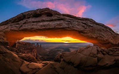 Parc National de Canyonlands, canyon, les rochers, ligne d&#39;horizon, une arche de pierre, soir, coucher de soleil, paysage de montagne, Utah, &#233;tats-unis