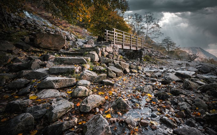 Ruisseau de montagne, pont de bois, pierres, cascade, soir, coucher de soleil, automne, paysage de montagne, Cumbria, Angleterre, nord ouest de l&#39;Angleterre