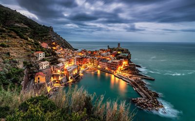 Vernazza, Cinque Terre, soir, coucher de soleil, Mer M&#233;diterran&#233;e, c&#244;te, paysage marin, de La Spezia, en Ligurie, en Italie