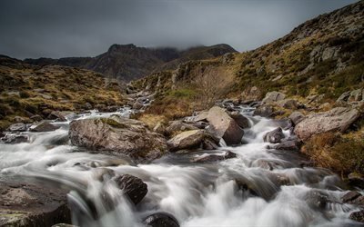 Snowdonia, Wales, F&#246;renade Kungariket, berg river, dimma, bergslandskapet