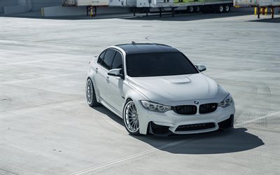 BMW M3, 2018, F80, vit sedan, tuning M3, lyx hjul, nya vita M3, Tyska bilar, BMW