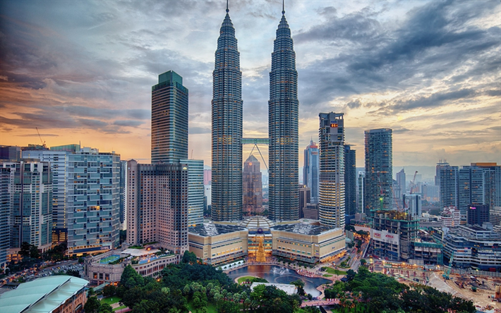 Kuala Lumpur, Malesia, illalla, Petronas Towers, pilvenpiirt&#228;ji&#228;, moderneja rakennuksia, Kuala Lumpur kaupunkikuvaan
