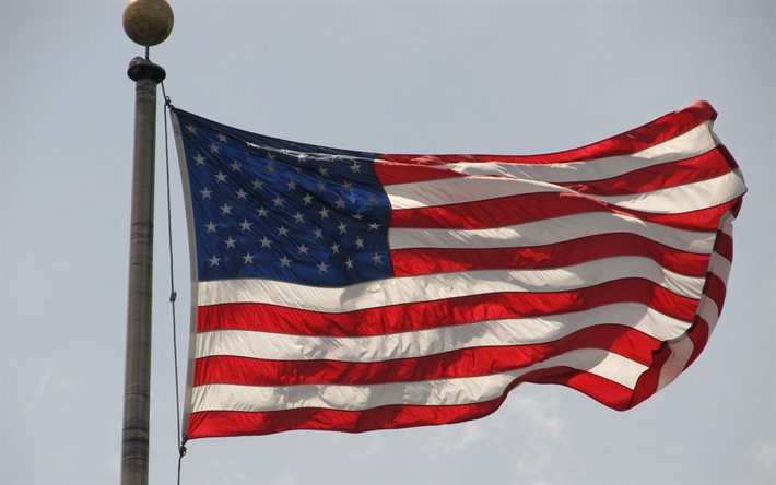 La bandera de estados UNIDOS en el asta de la bandera, estados UNIDOS, cielo azul, bandera de los estados unidos, American s&#237;mbolos nacionales, la bandera Americana en el asta de la bandera
