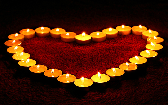 Cuore dalle candele, serata romantica, decorazioni, candele accese, cuore