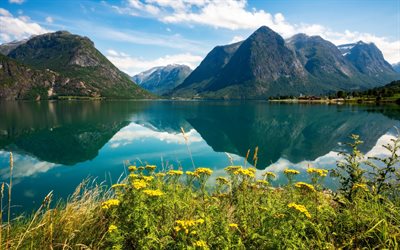 De Sogn og Fjordane, lago de monta&#241;a, verano, paisaje de monta&#241;a, peque&#241;o pueblo noruego, Noruega