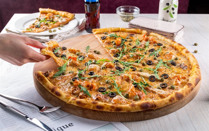 ピザ, ファーストフード, 大きなピザ, おいしい食べ物, シーフードピザ, ピザのコンセプト, ピザの背景, 手でピザのスライス
