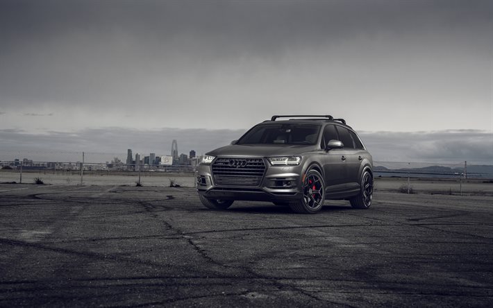 Audi Q7, 2021, vista frontale, SUV grigio di lusso, tuning Q7, nuovo Q7 grigio, ruote nere, auto tedesche, Audi