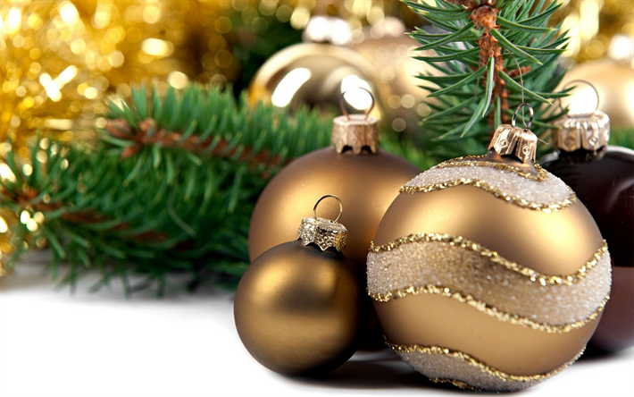 Altın Noel topları, dekorasyon, Mutlu Noeller, Yeni Yıl, yeşil Noel ağacı