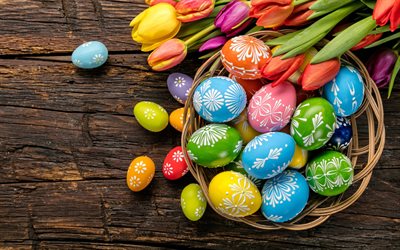 Los huevos de pascua, de madera de color marr&#243;n de fondo, la cesta con huevos de Pascua, conceptos, primavera, huevos pintados