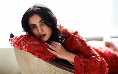 Pessoal Chauhan, 4k, a atriz indiana, vestido vermelho, Bollywood, beleza, morena, sess&#227;o de fotos