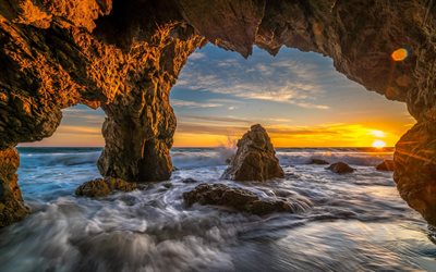 paysage marin, soir&#233;e, coucher du soleil, la mer, les vagues, les projections d&#39;eau, des pierres, de la grotte