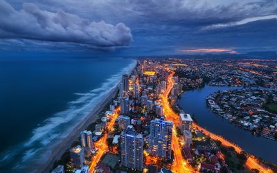 Gold Coast, Coral Sea, rannikolla, illalla, myrsky pilvet, merimaisema, moderni kaupunki, kaupungin valot, Queensland, Australia