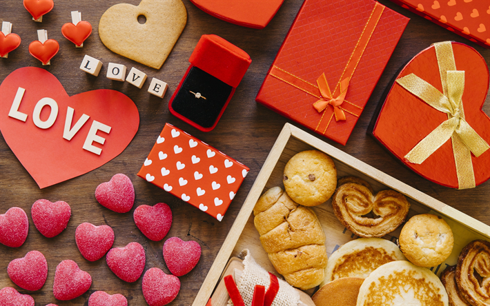 Le Jour de Valentines, exemple d&#39;un romantique petit-d&#233;jeuner, des biscuits, des coeurs, des cadeaux, de l&#39;offre de mariage, bague de fian&#231;ailles