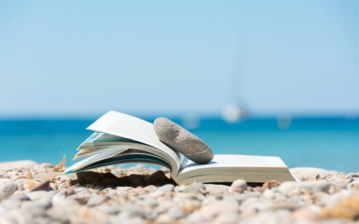 viaggio estivo, seascape, umore, concetto, libro sulla spiaggia, ciottoli, bianco, yacht, relax