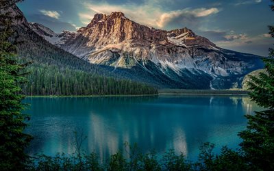 Montagne Rocciose canadesi, Emerald Lake, lago di montagna, tramonto, sera, paesaggio di montagna, Parco nazionale di Yoho, Canada
