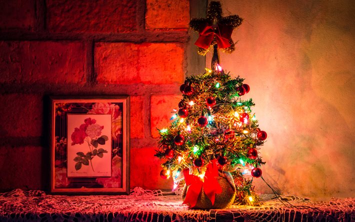 xmas tree, christmas lanterns, 4k, Happy New Year, christmas decorations, fir-tree, red xmas balls, Merry Christmas, new year concepts, Christmas balls