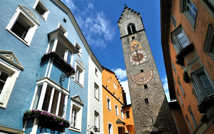 Vipiteno, Zwolferturm, cappella, splendidi edifici, paesaggio urbano di Vipiteno, Alto Adige, Italia