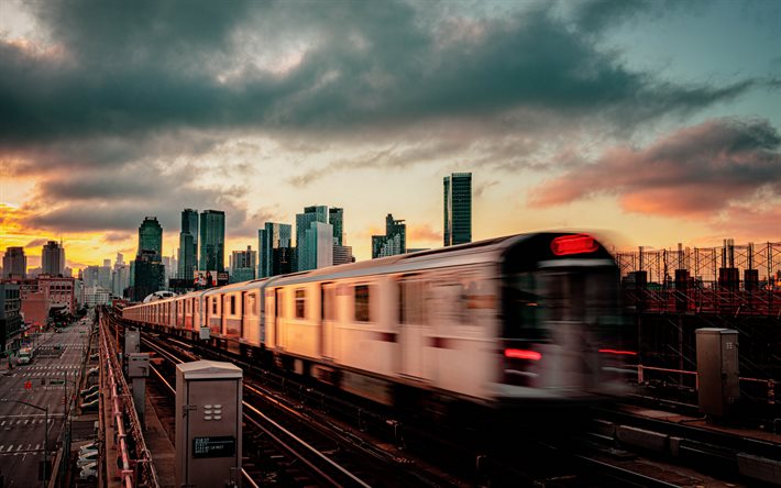 New York, ilta, auringonlasku, New Yorkin metro, metrojuna, pilvenpiirt&#228;j&#228;t, modernit rakennukset, USA