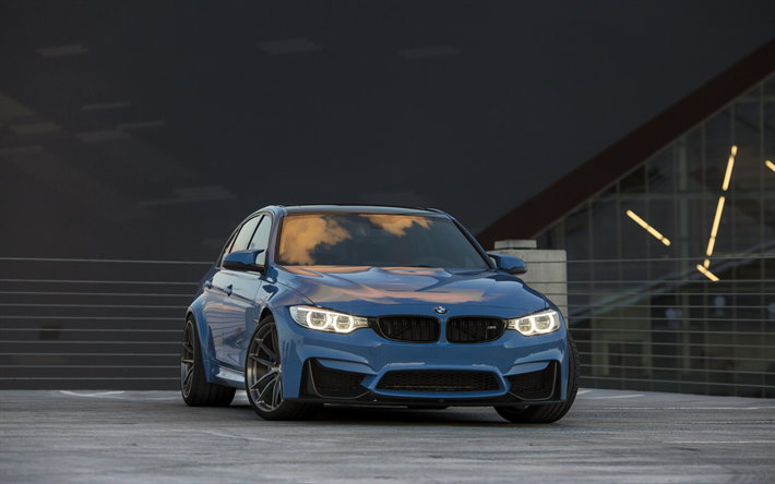 BMW M3, 2018, F80, blu berlina, ruote nere, vista frontale, nuovo blu M3, BMW