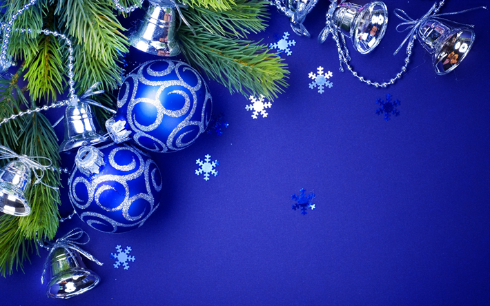 Azul bolas de natal, Ano Novo, sinos de prata, fundo azul