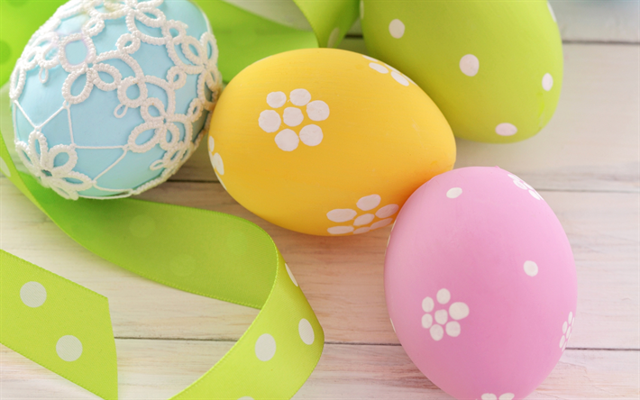 Paskalya yumurtaları, boyalı Paskalya yumurtaları, şenlikli dekorasyon, yeşil ipek kurdele, Paskalya