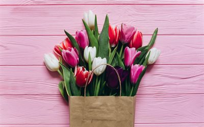 bouquet di tulipani, un sacchetto di carta, tulipani rosa, fiori di primavera, tulipani bianchi