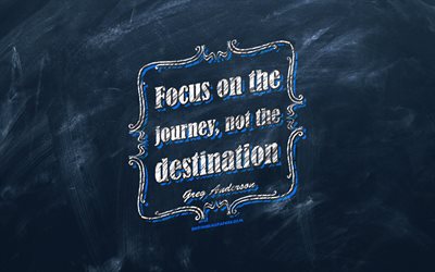 Focus sul viaggio, Non la destinazione, lavagna, Greg Anderson Cita, sfondo blu, citazioni sul viaggio, ispirazione, Greg Anderson