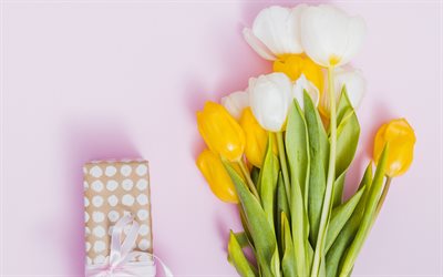Branco amarelo buqu&#234;, tulipas brancas, tulipas amarelas, presente, tulipas em um fundo rosa, lindo buqu&#234;, flores da primavera