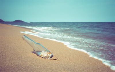 bouteille dans le sable, la plage, la mer, la bouteille en verre avec des pierres, &#233;t&#233;, du concept, de voyage, de d&#233;tente, de repos, paysage marin