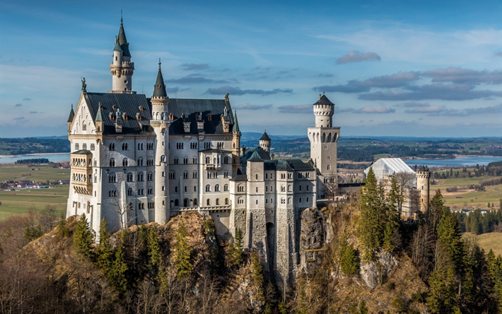 Neuschwanstein Slott, v&#229;ren, vackert romantiskt slott, Tyska landm&#228;rke, Bayern, Tyskland