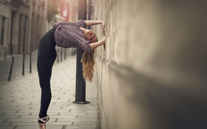 urban landscape, ballerina, pose