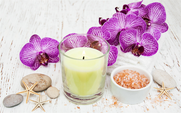 spa tillbeh&#246;r, havssalt, en gren av orkid&#233;er, rosa orkid&#233;er, ljus, sj&#246;stj&#228;rna, spa-koncept, wellness