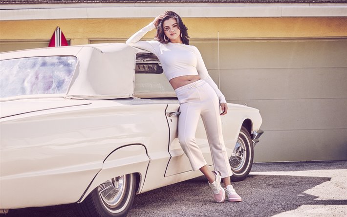 Selena Gomez, Muotokuva, Amerikkalainen laulaja, beige Puma puku, photoshoot, retro autot