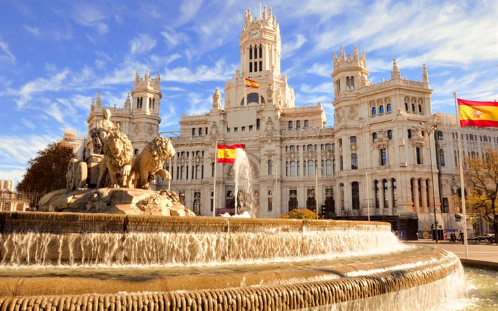 Fontana di Cibele, Madrid, Palazzo cibele, Plaza de Cibeles, bandiera della Spagna, bandiera spagnola sull&#39;asta della bandiera, bellissimo palazzo, Spagna